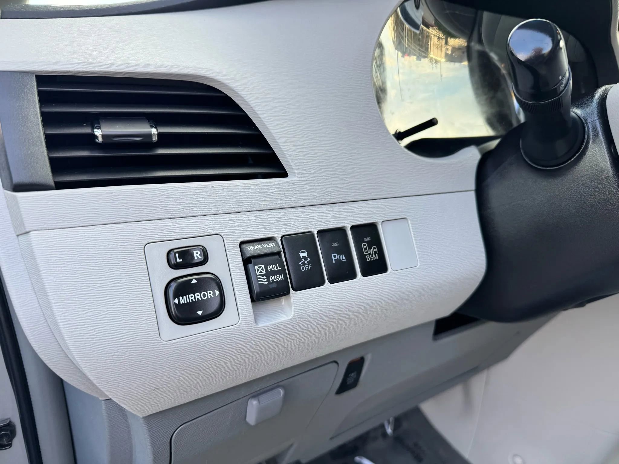 Used 2014 Toyota Sienna XLE w/ XLE Premium Package AWD/4WD image 23