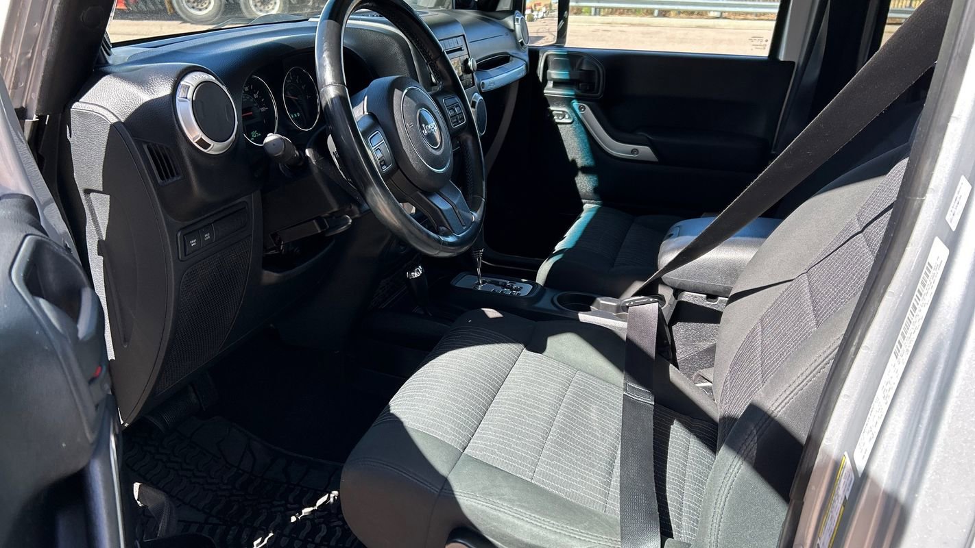 Used 2012 Jeep Wrangler Unlimited Rubicon w/ Dual Top Group AWD/4WD image 9