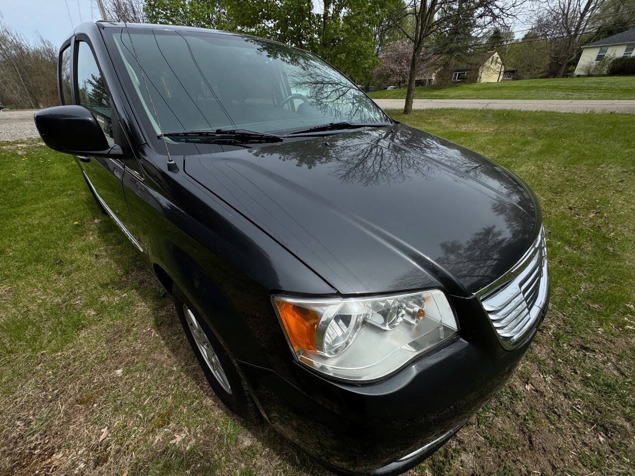 Used 2012 Chrysler Town & Country Touring w/ Entertainment Group #1 FWD image 6