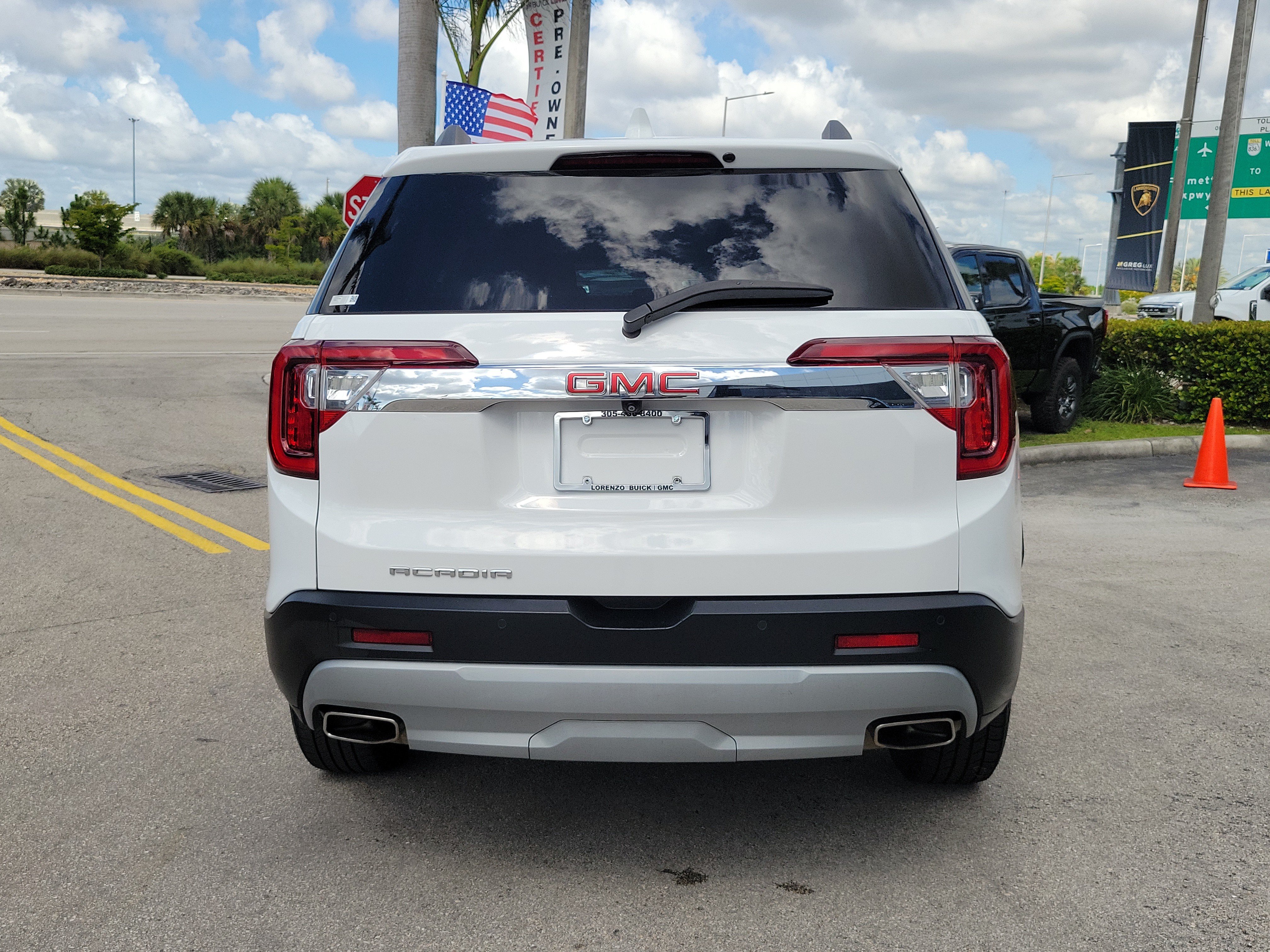 Used 2023 GMC Acadia SLE w/ Driver Convenience Package FWD image 6