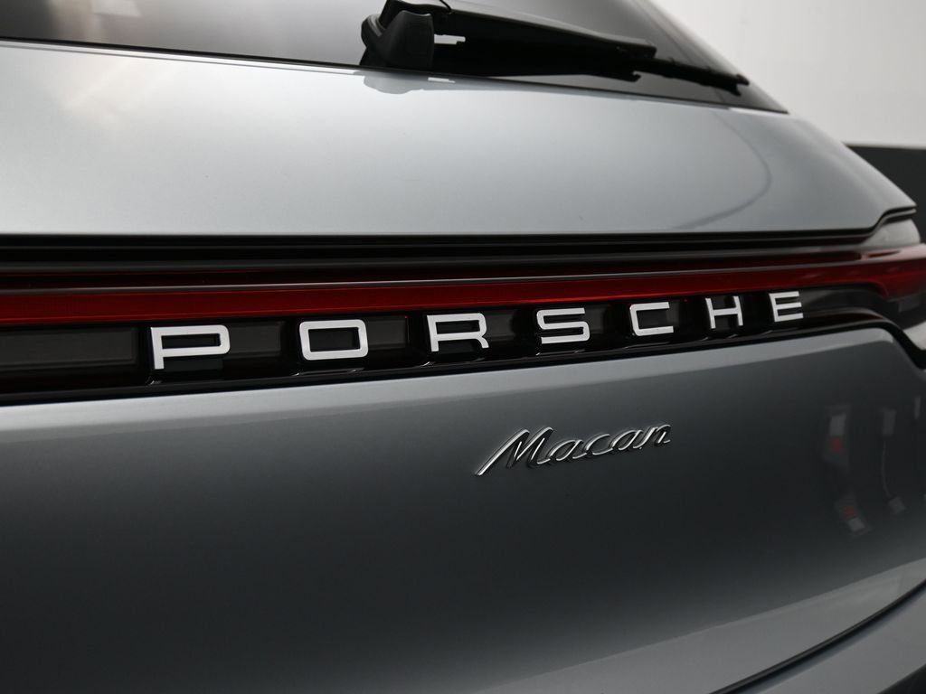 Certified 2025 Porsche Macan image 14