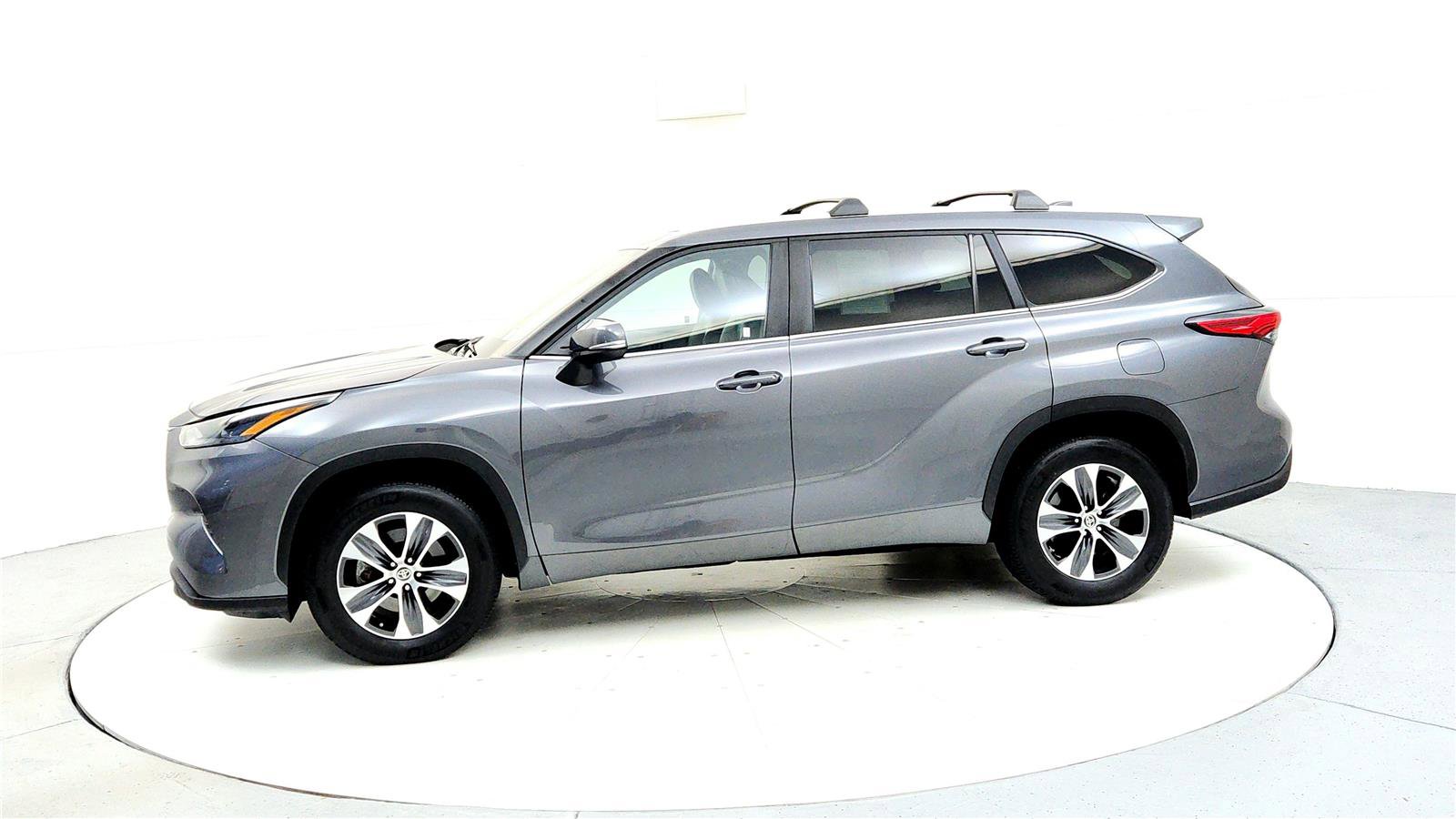Certified 2023 Toyota Highlander XLE image 3