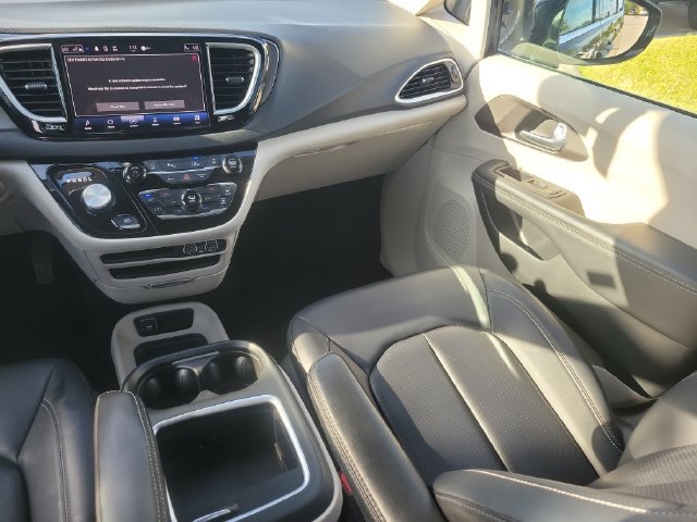 Used 2024 Chrysler Pacifica Touring-L FWD image 13