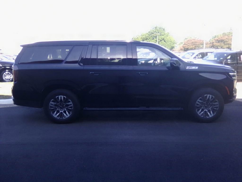 Used 2025 Chevrolet Suburban Z71 AWD/4WD image 2