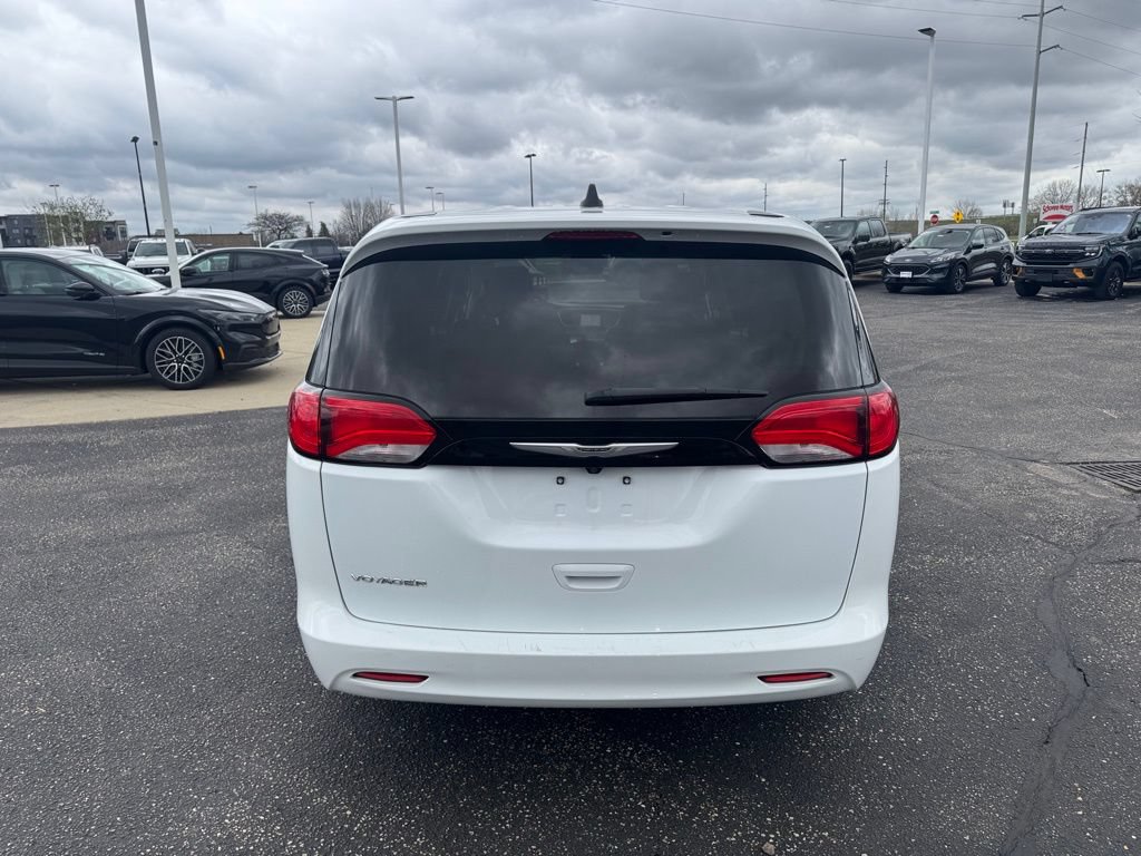 Used 2023 Chrysler Voyager LX FWD image 6