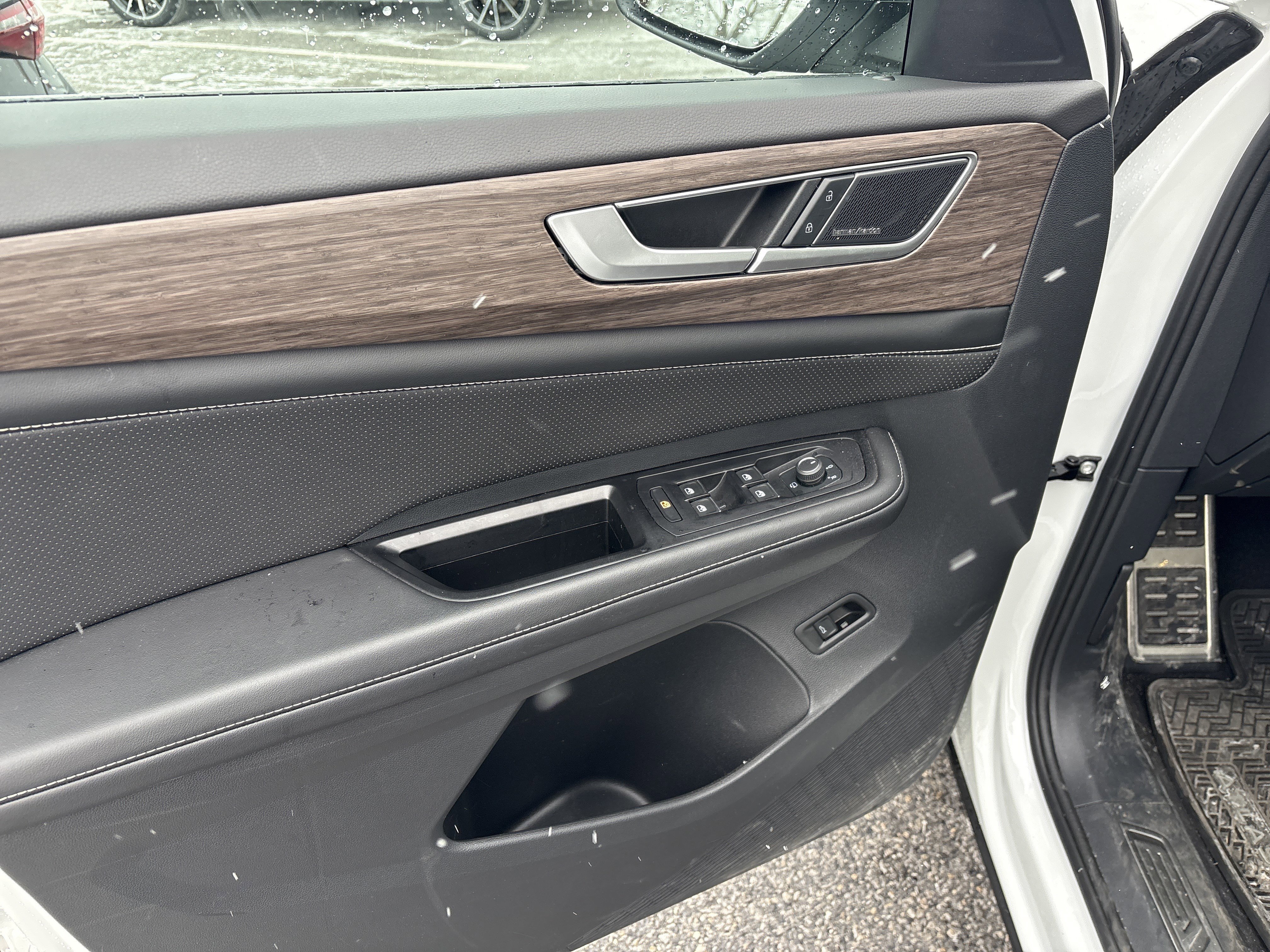 Certified 2024 Volkswagen Atlas SEL Premium R-Line image 8