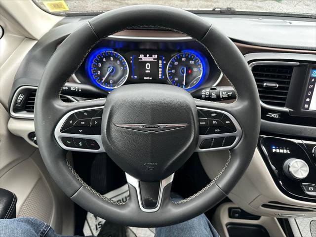 Certified 2022 Chrysler Voyager LX image 2