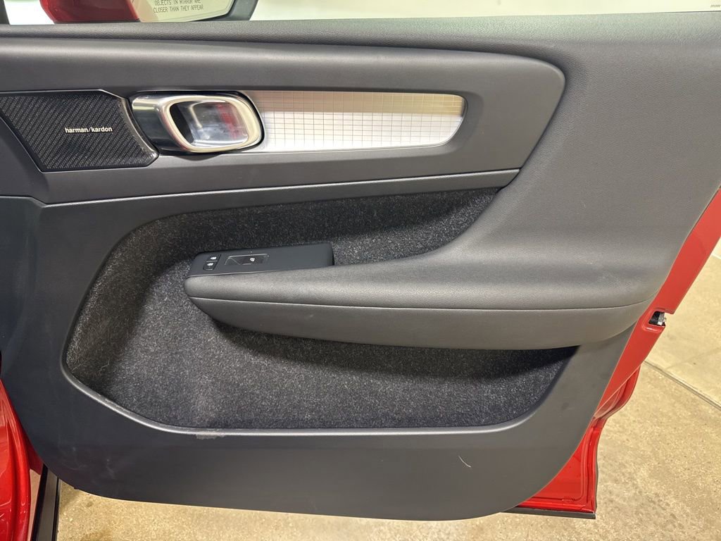 Used 2019 Volvo XC40 T5 Momentum image 25