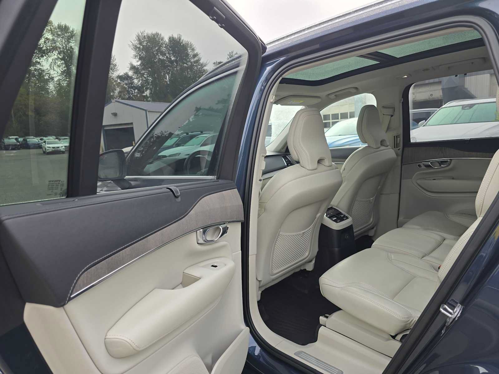 Certified 2023 Volvo XC90 T8 Ultimate w/ Protection Package Premier AWD/4WD image 17