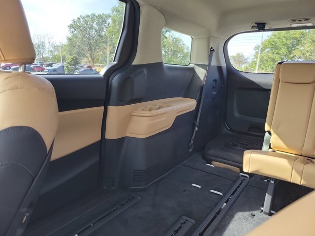 Used 2024 Kia Carnival LX image 4