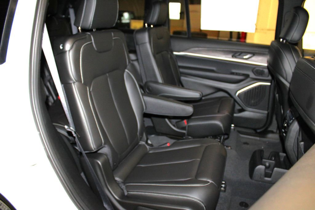 New 2025 Jeep Grand Cherokee L Limited w/ Black Appearance Package image 33