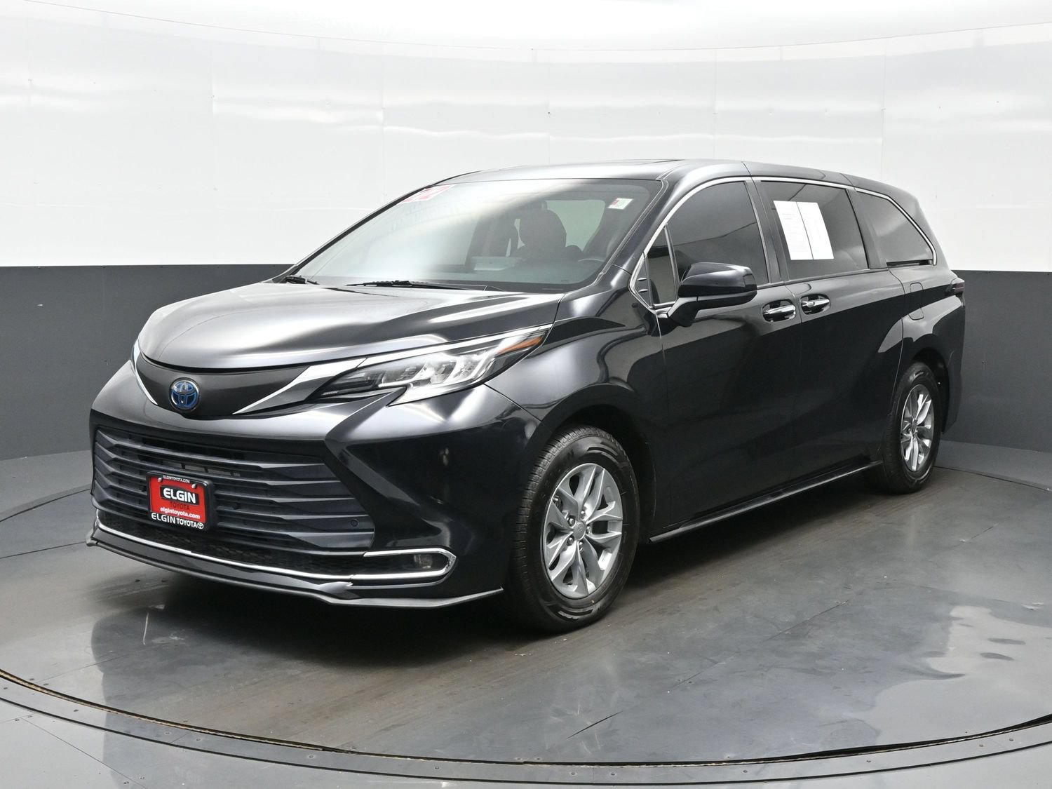 Used 2022 Toyota Sienna XLE FWD image 2
