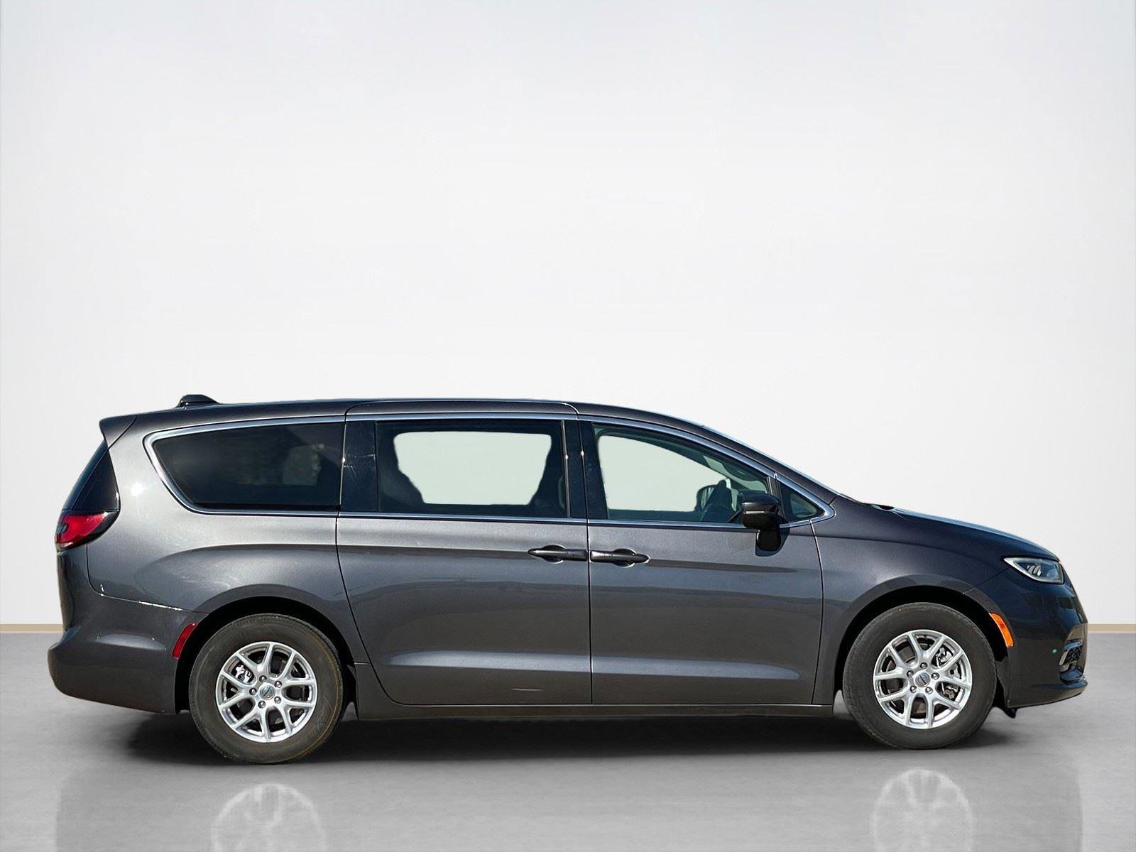 Used 2023 Chrysler Pacifica Touring-L image 8