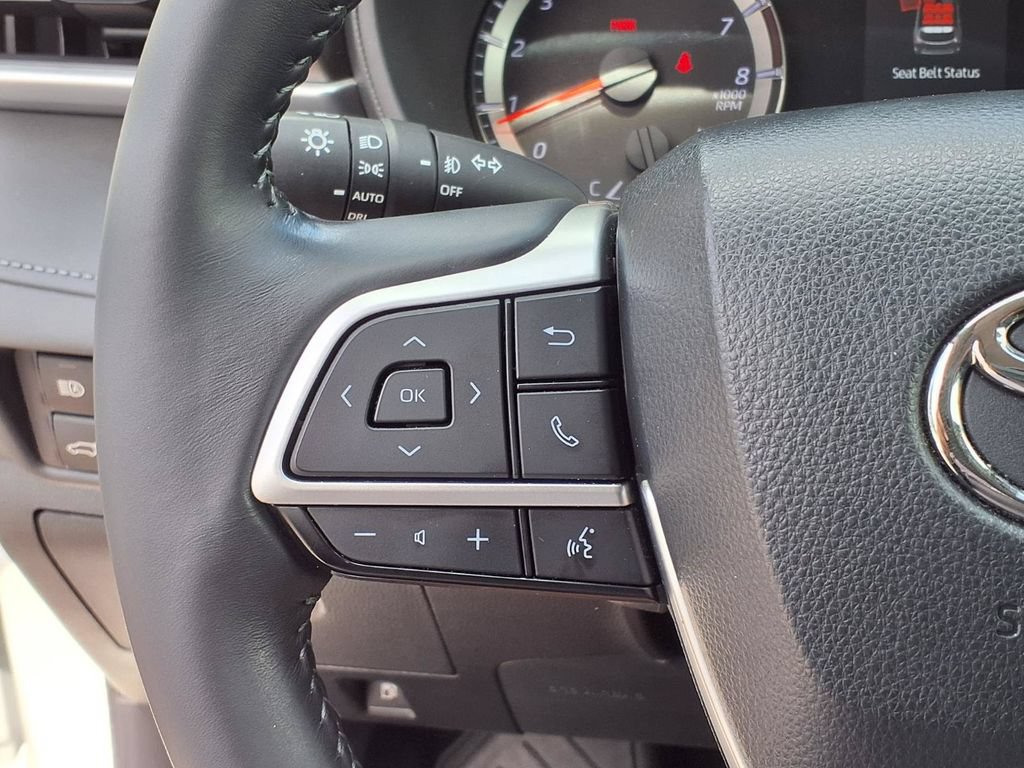 Used 2022 Toyota Highlander LE FWD image 33