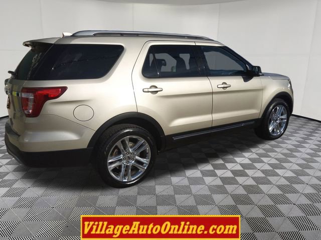 Used 2017 Ford Explorer XLT w/ Equipment Group 202A image 4