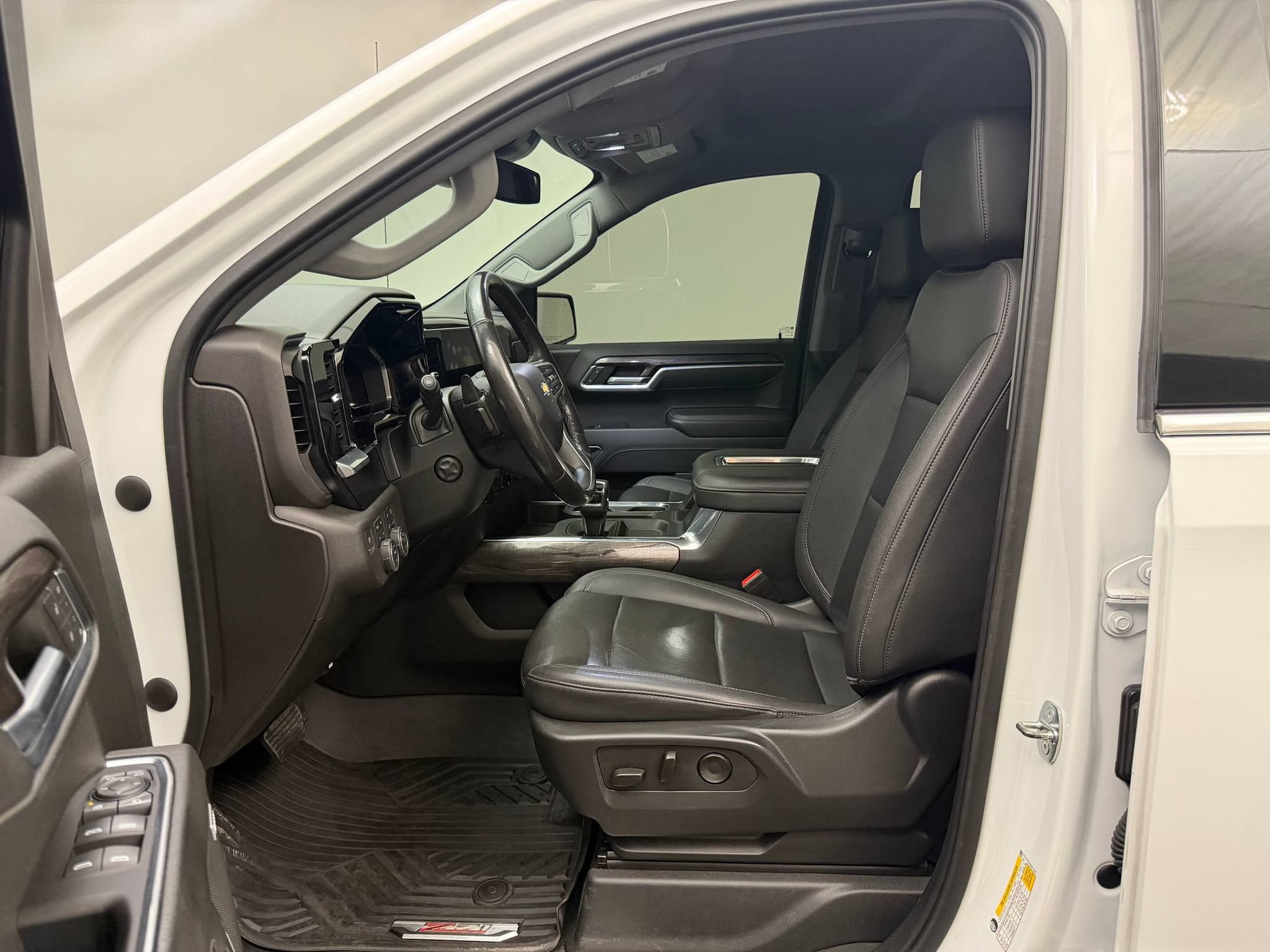 Used 2022 Chevrolet Silverado 1500 LTZ w/ LTZ Convenience Package II AWD/4WD image 5