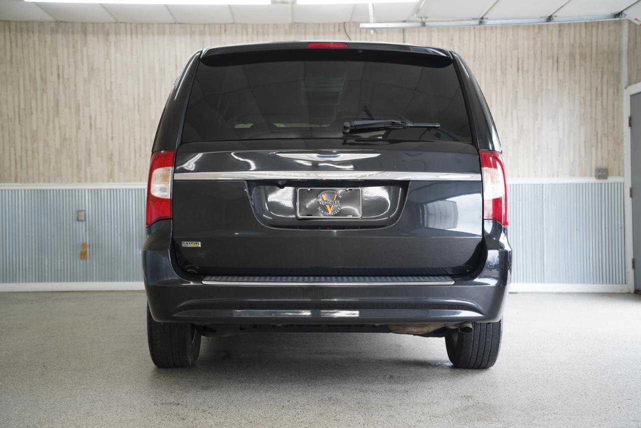 Used 2016 Chrysler Town & Country Touring FWD image 8