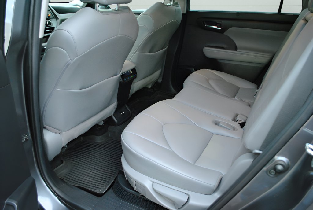 Used 2021 Toyota Highlander XLE AWD/4WD image 9