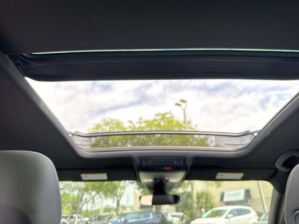 Used 2023 Volkswagen Tiguan SE R-Line image 18