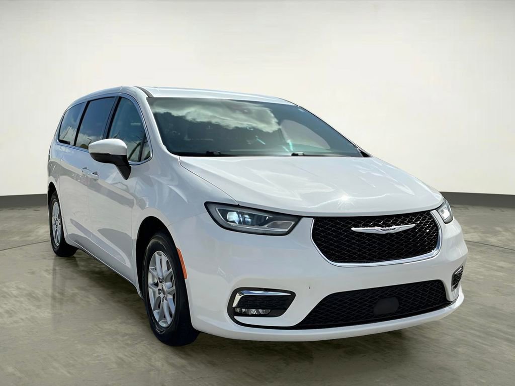 Used 2023 Chrysler Pacifica Touring-L image 11