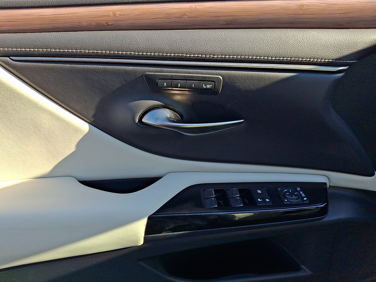 Used 2023 Lexus ES 350 w/ Premium Package FWD image 12
