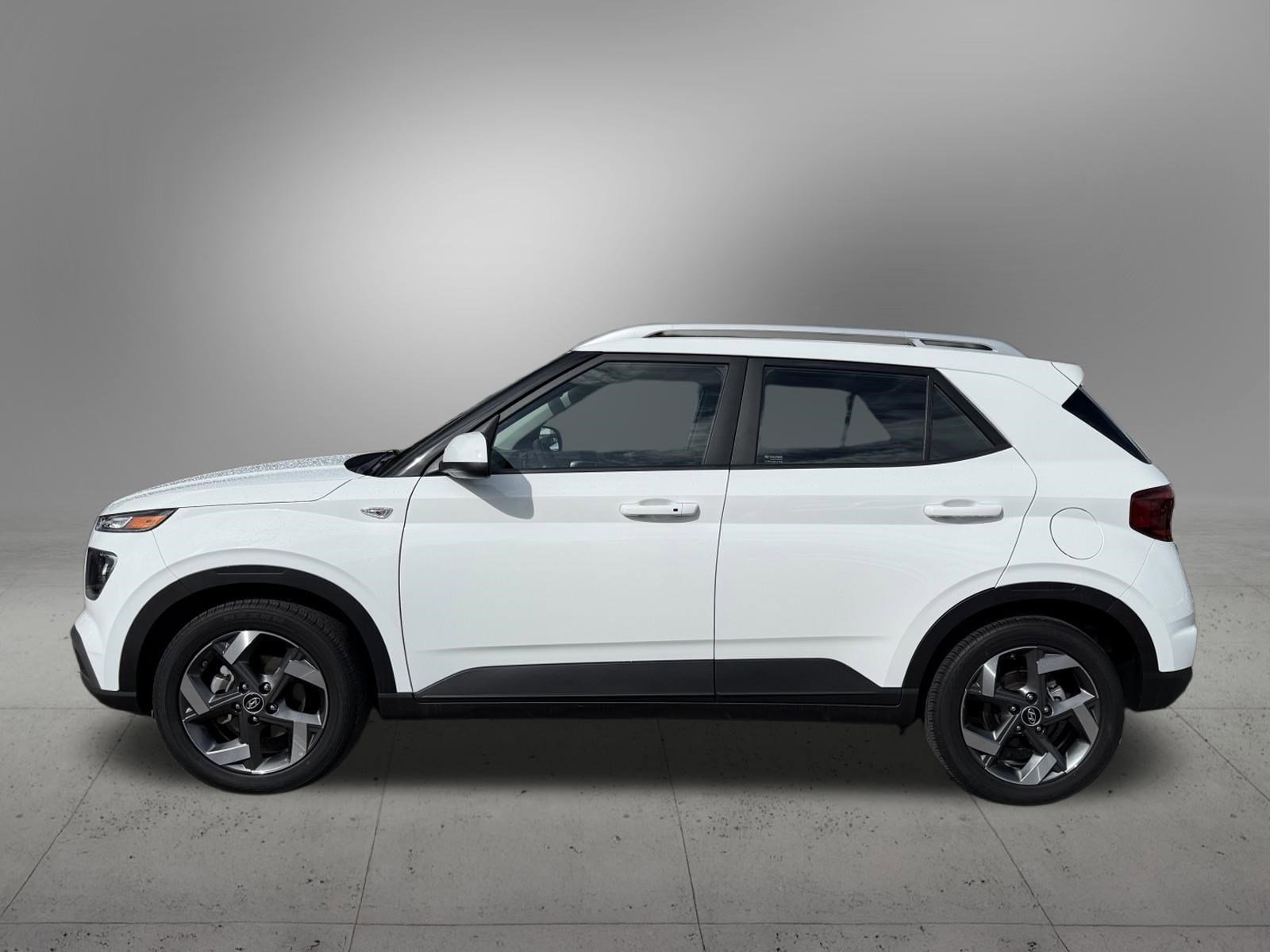 Used 2025 Hyundai Venue SEL FWD image 2