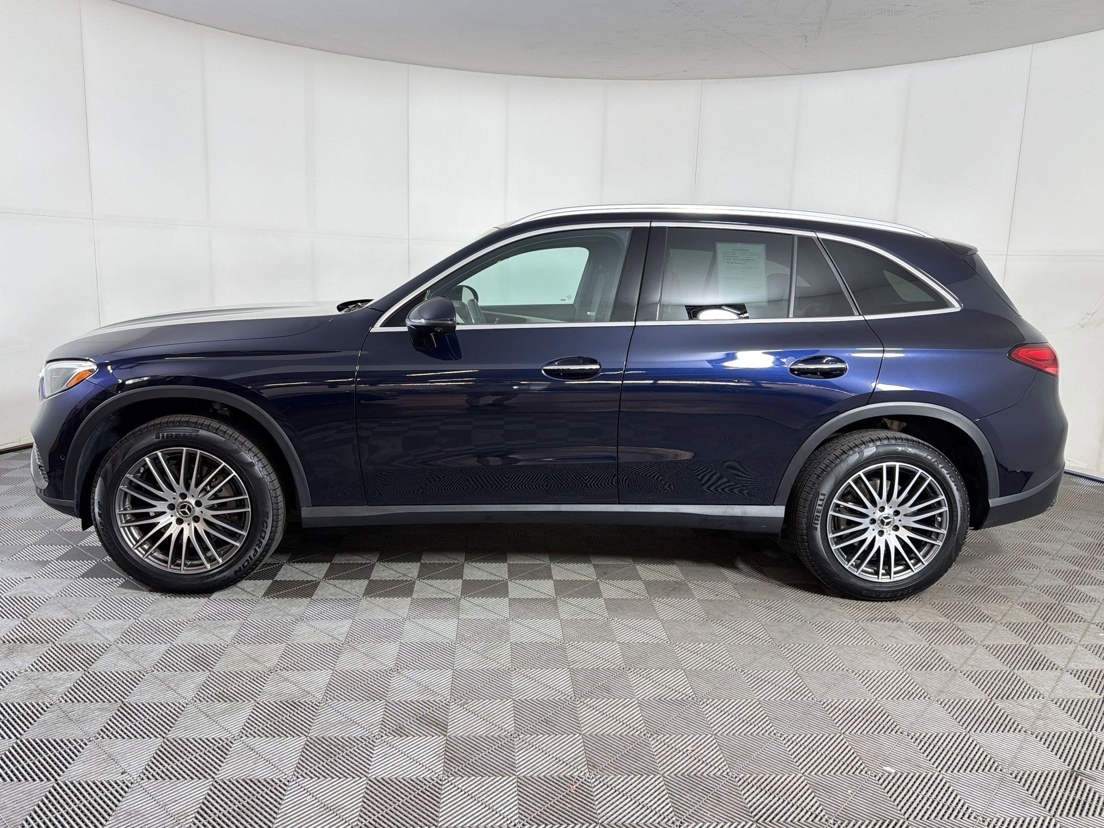 Used 2023 Mercedes-Benz GLC 300 4MATIC image 2