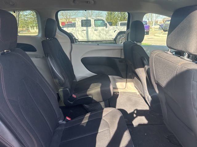 Used 2017 Chrysler Pacifica Touring Plus image 12