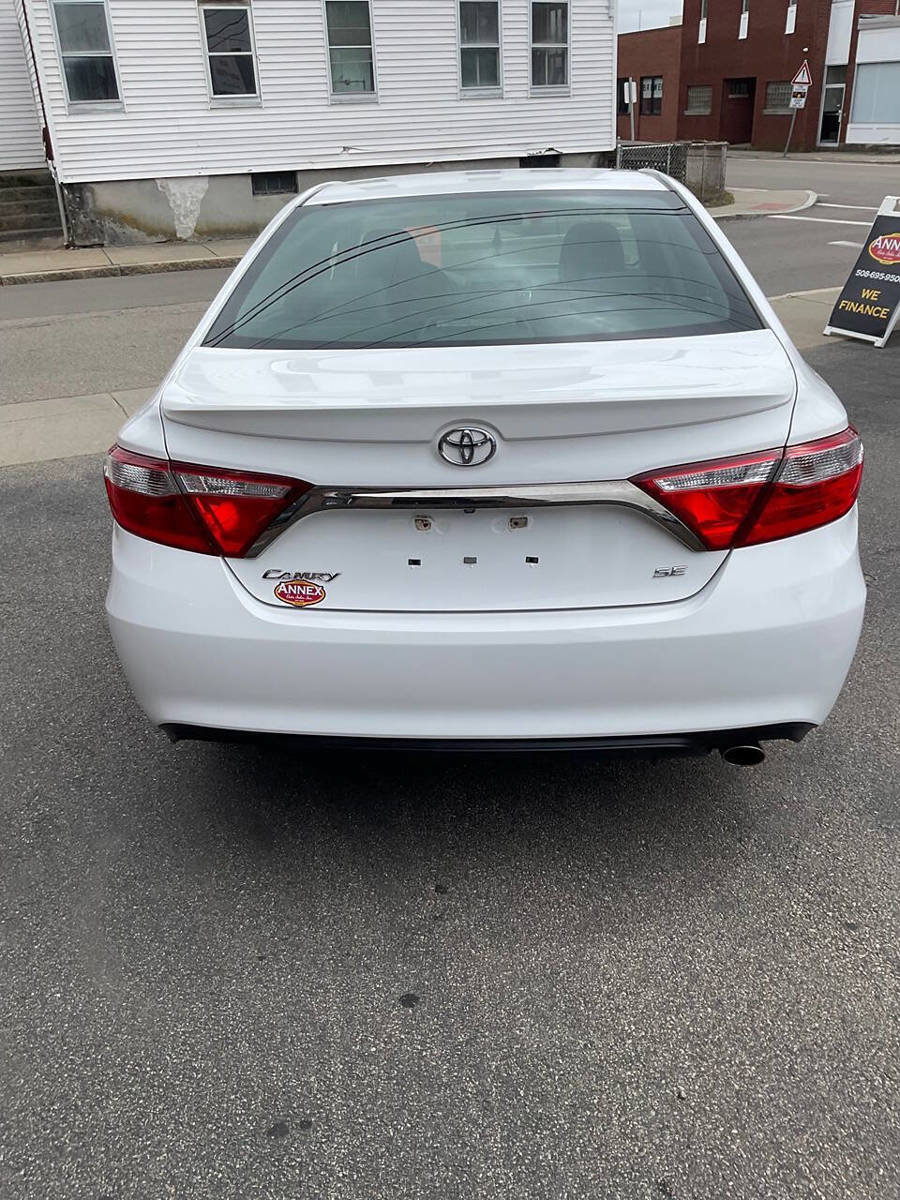 Used 2016 Toyota Camry SE w/ Moonroof Package FWD image 3