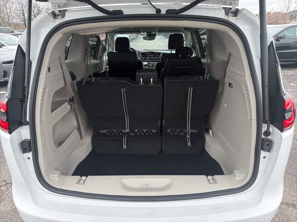 Used 2024 Chrysler Pacifica Touring-L image 8