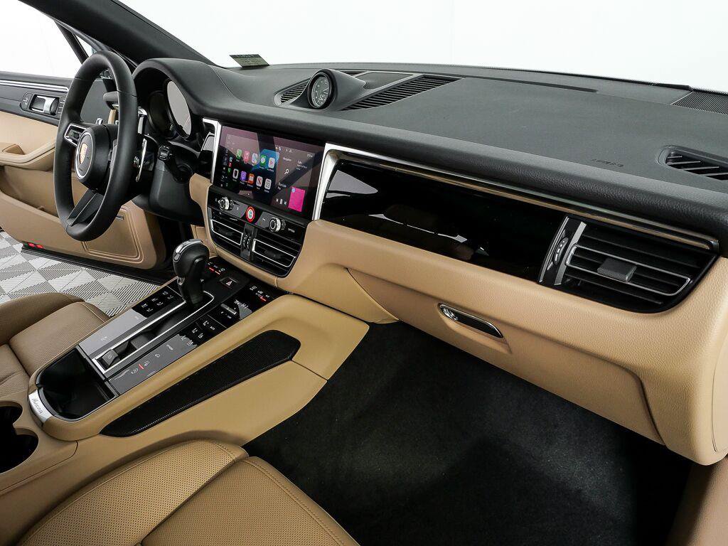 Certified 2026 Porsche Macan AWD/4WD image 24
