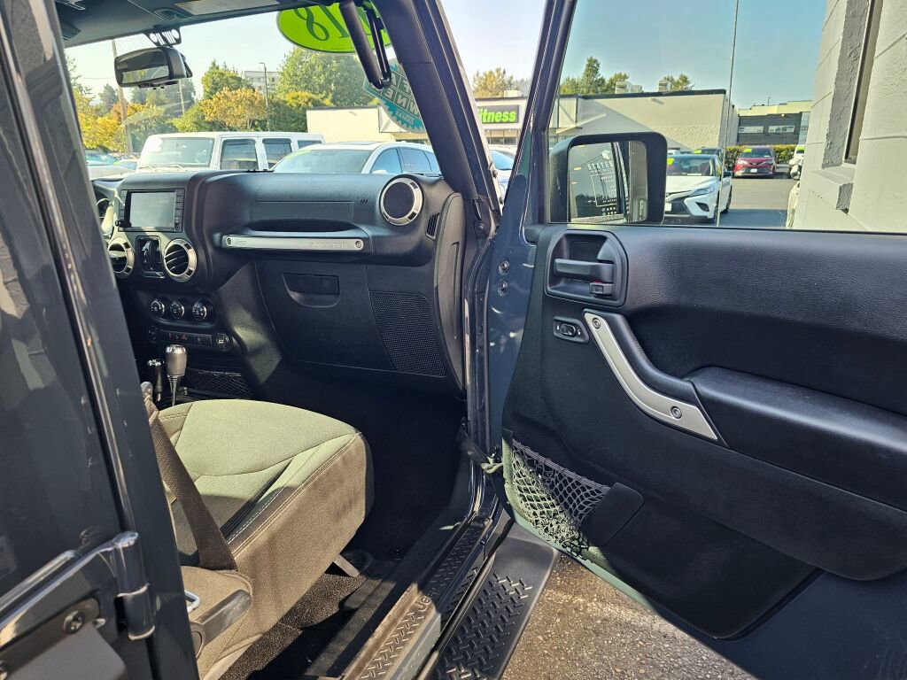 Used 2018 Jeep Wrangler Unlimited Sahara w/ Connectivity Group image 12
