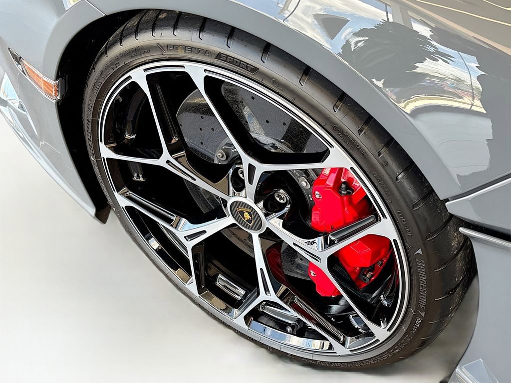 Used 2024 Lamborghini Revuelto image 32
