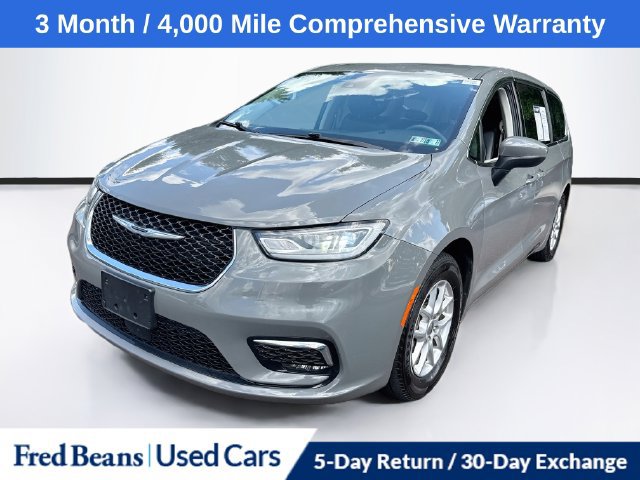 Used 2023 Chrysler Pacifica Touring-L FWD image 3