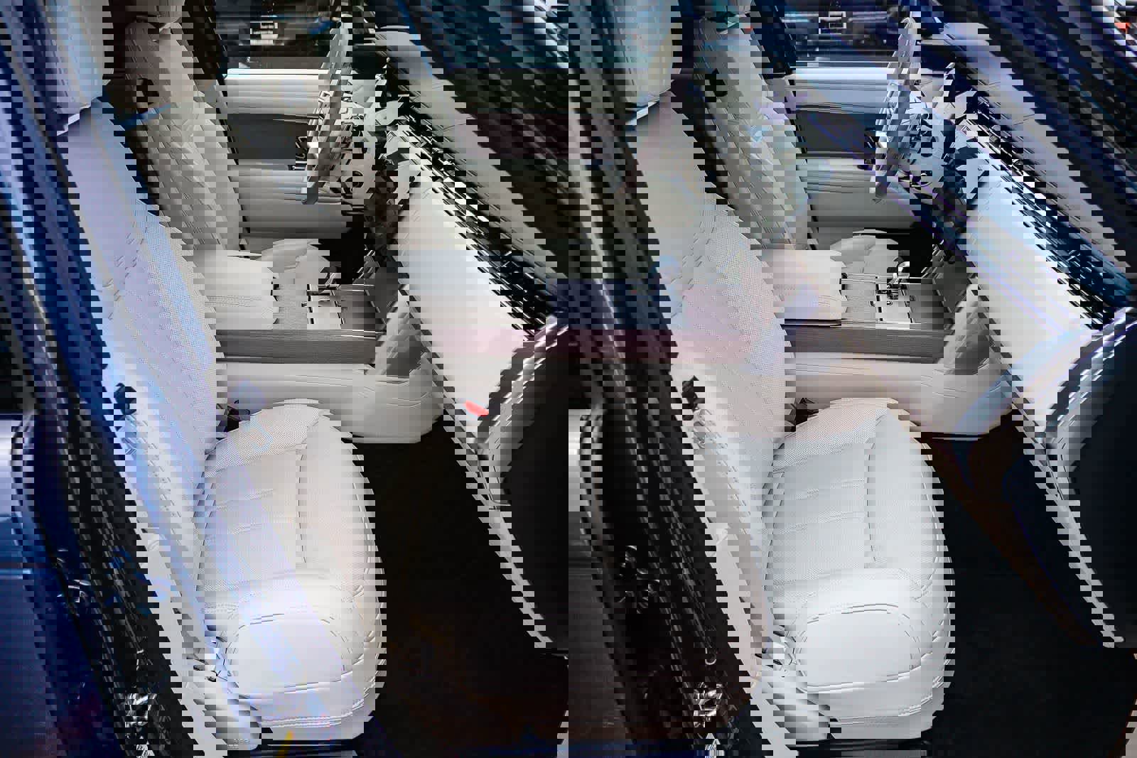 Used 2025 Land Rover Range Rover SE image 17