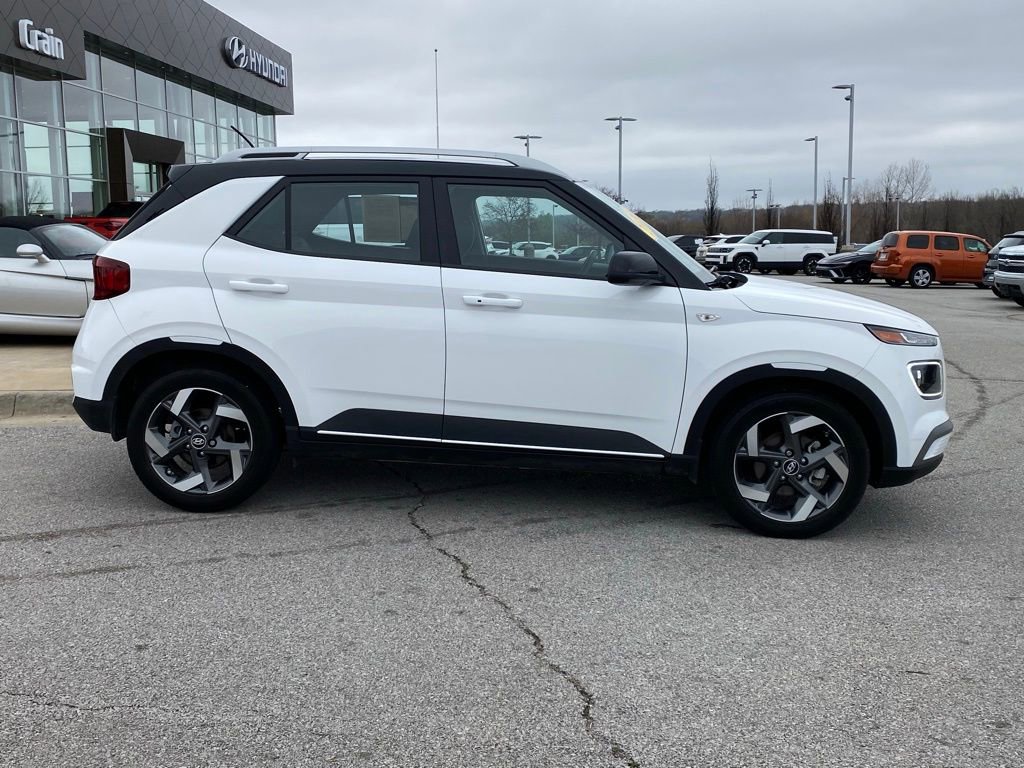 Used 2024 Hyundai Venue Limited image 9