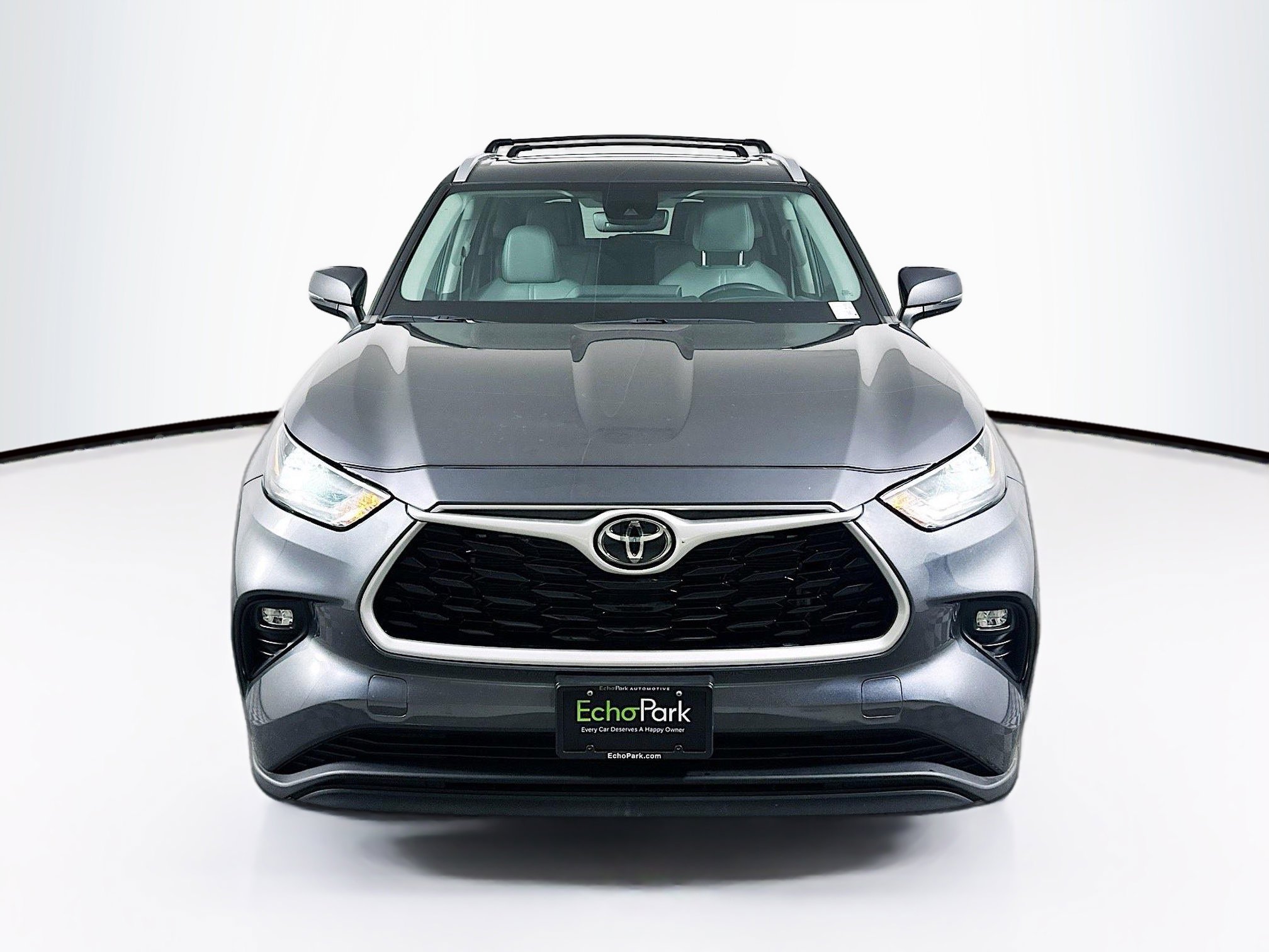 Used 2023 Toyota Highlander XLE image 2