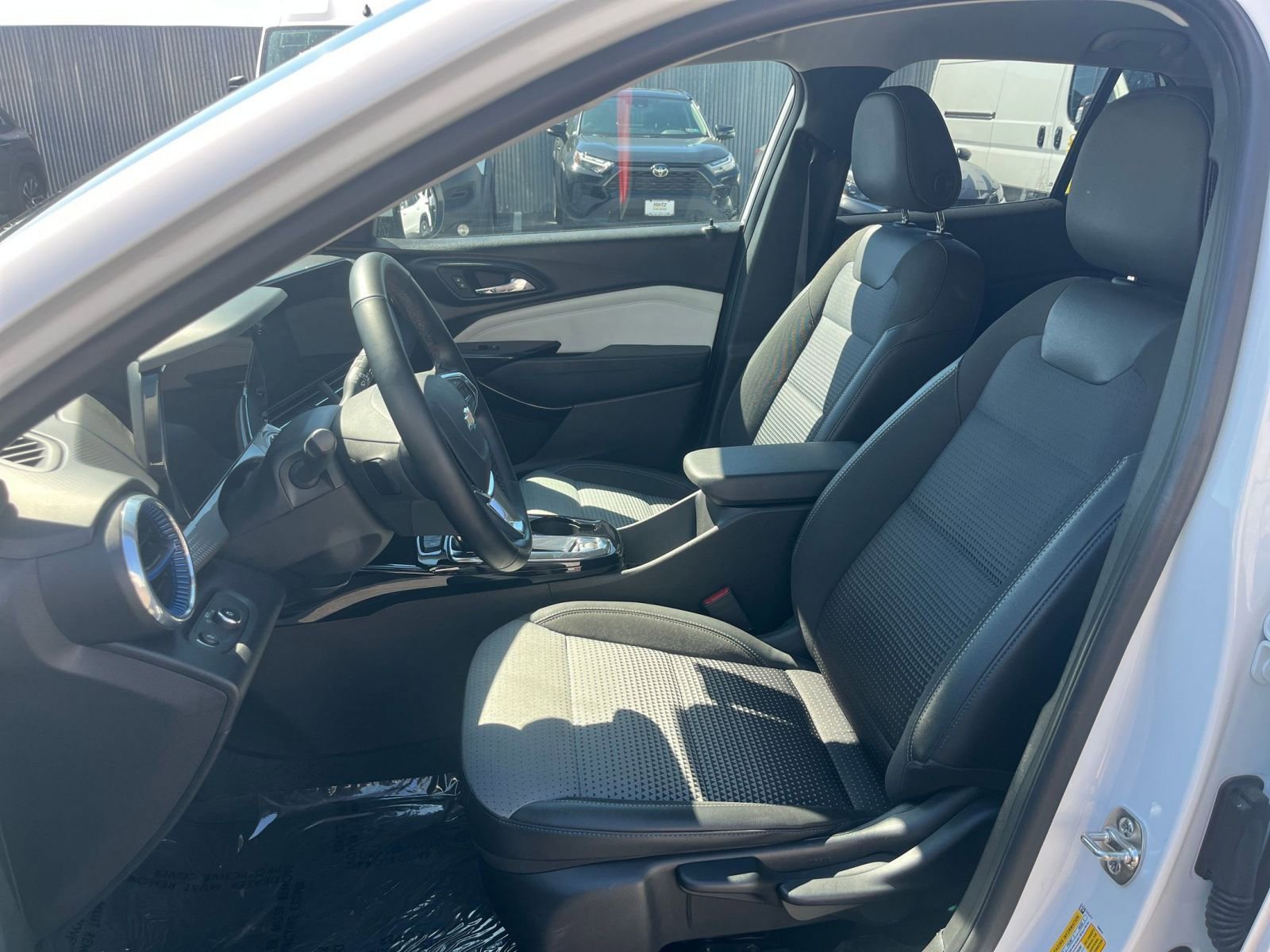 Used 2025 Chevrolet Trax LT w/ LT Convenience Package FWD image 36