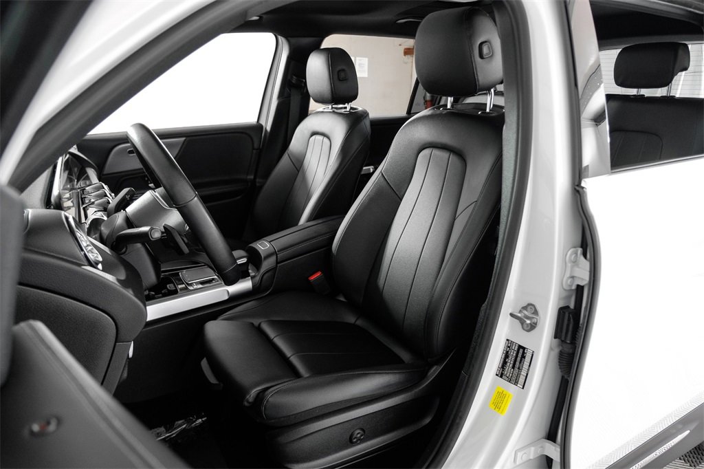 Used 2020 Mercedes-Benz GLB 250 w/ Premium Package image 34