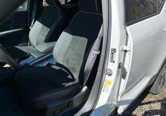 Used 2023 Volvo XC40 Recharge Plus image 7