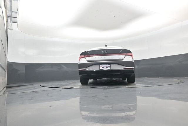 Used 2023 Hyundai Elantra Limited image 41