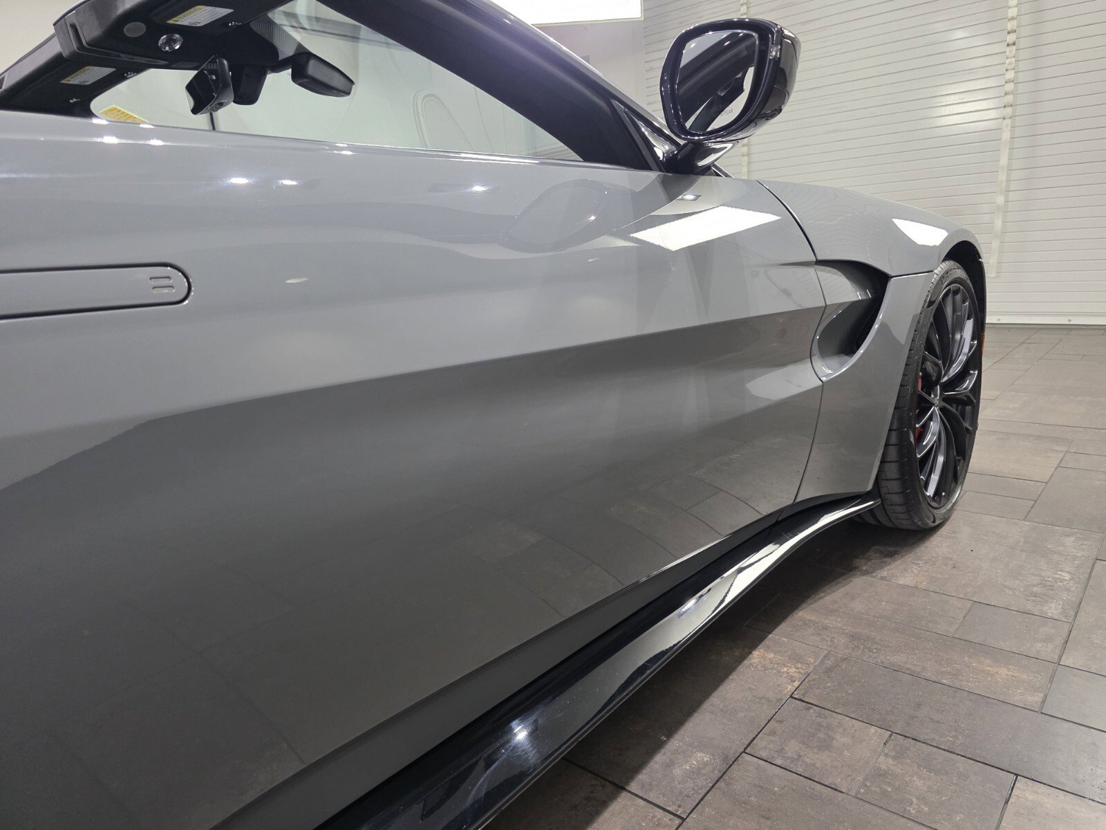 Used 2023 Aston Martin V8 Vantage Roadster image 9