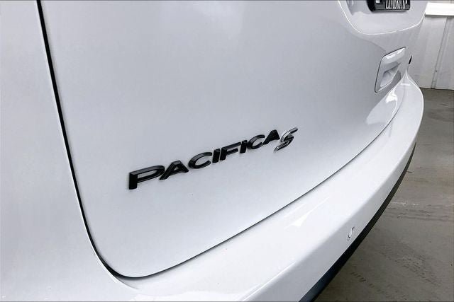 Used 2025 Chrysler Pacifica Limited FWD image 9