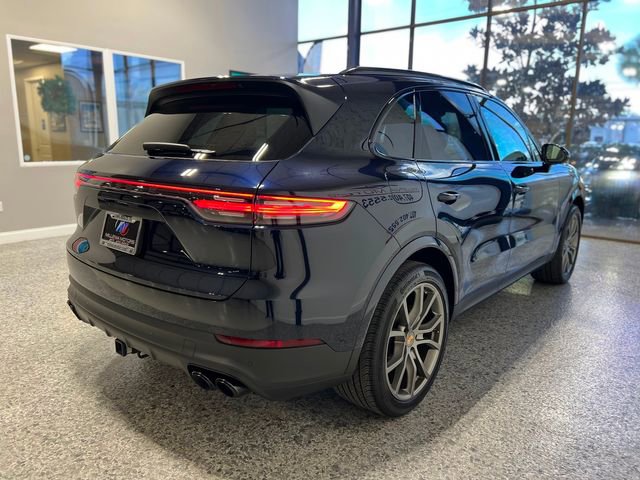 Used 2023 Porsche Cayenne Platinum Edition image 8