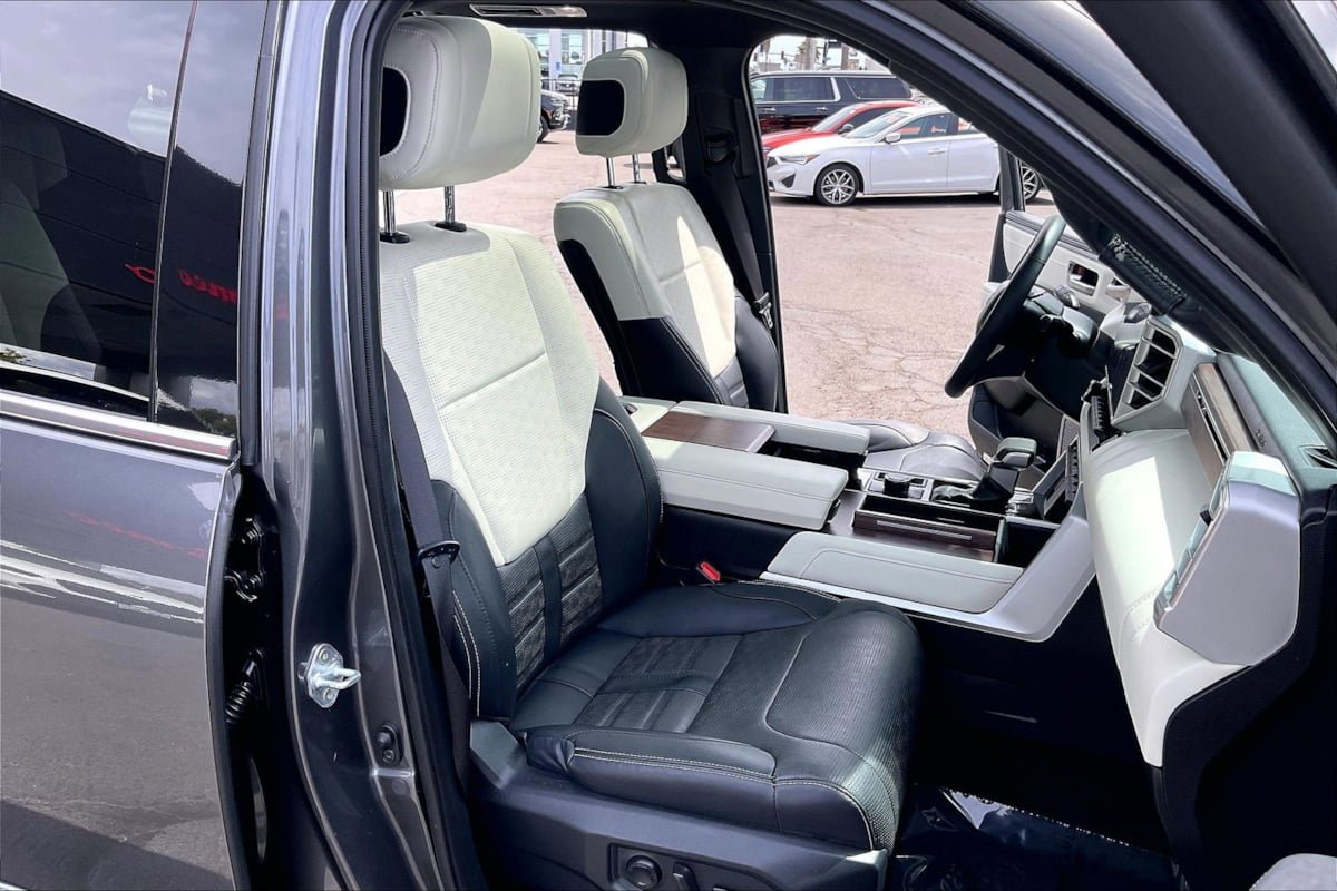 Used 2023 Toyota Sequoia Capstone AWD/4WD image 7