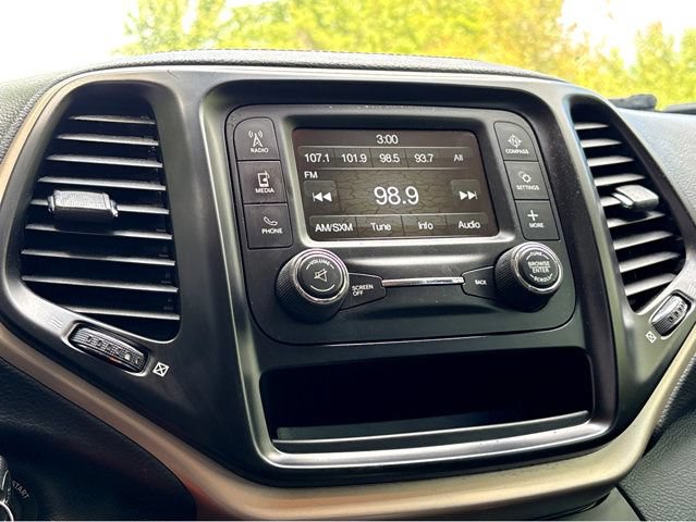 Used 2018 Jeep Cherokee Latitude w/ Altitude Package FWD image 7