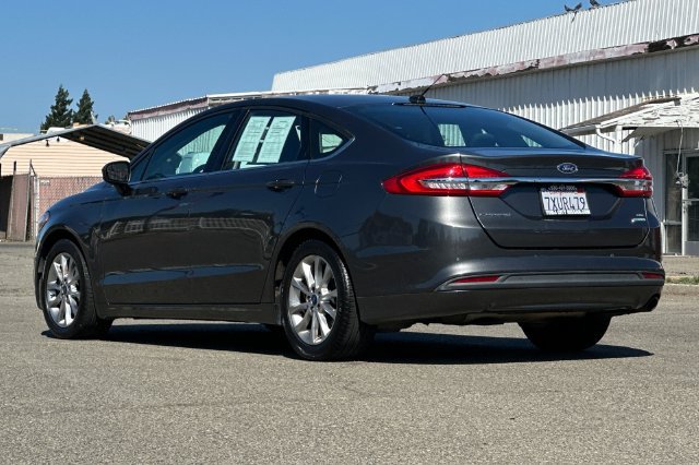 Used 2017 Ford Fusion SE w/ Fusion SE Technology Package FWD image 6