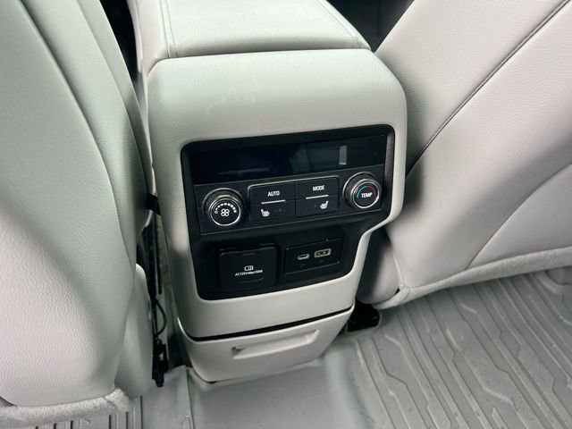 Used 2022 GMC Acadia SLT w/ Preferred Package image 22