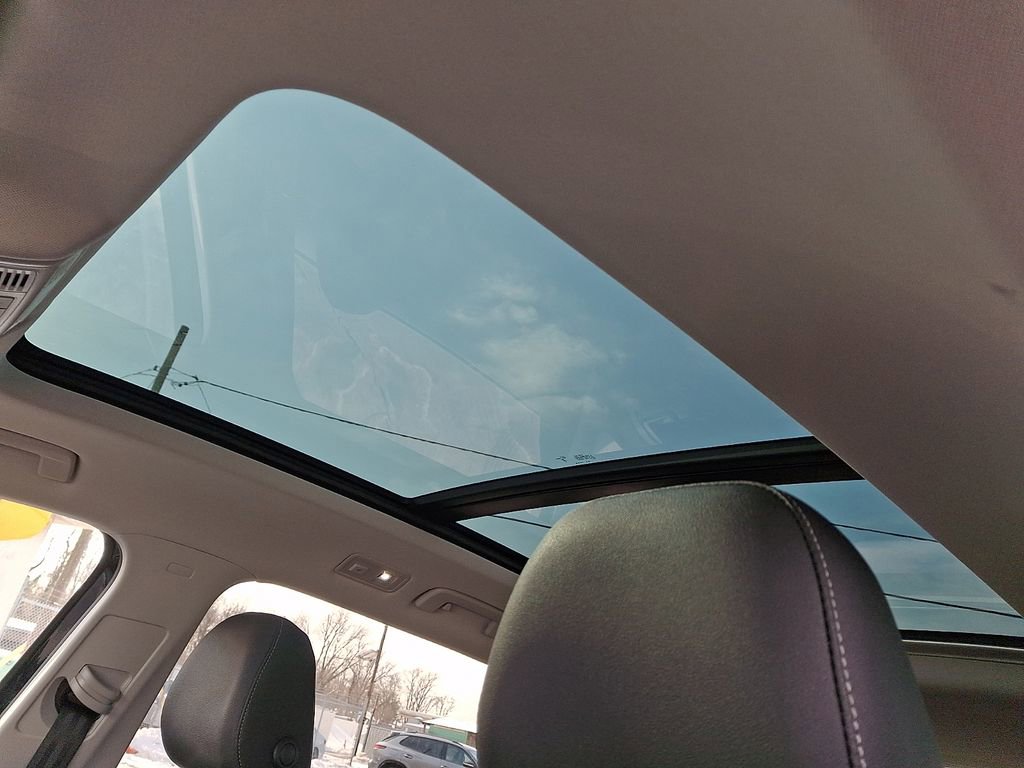 Certified 2025 Volkswagen Taos SE AWD/4WD image 14