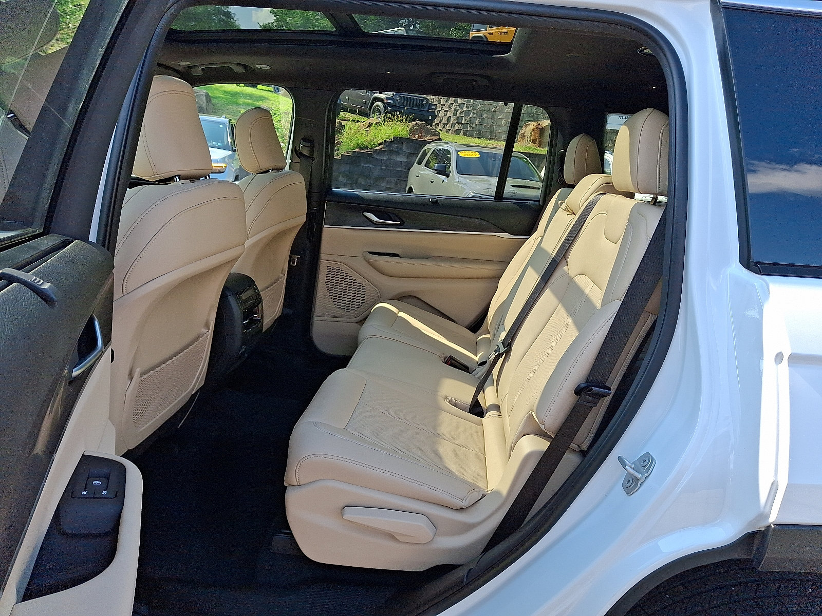 Used 2023 Jeep Grand Cherokee L Limited w/ Luxury Tech Group II AWD/4WD image 10